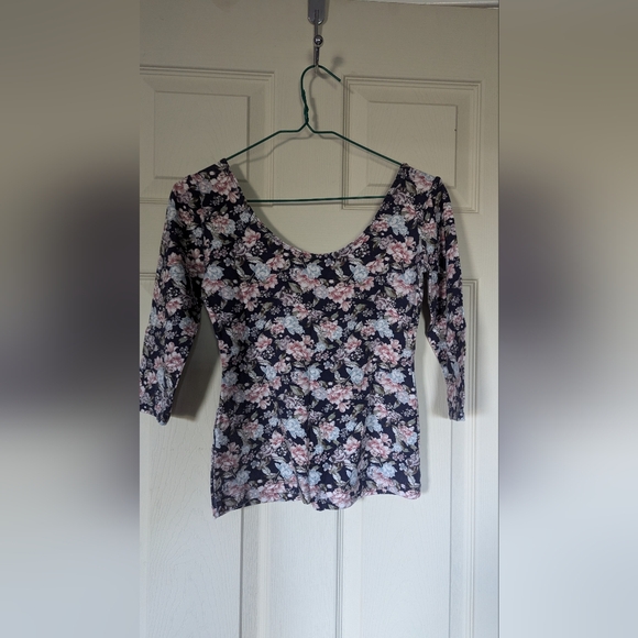Cropped Sleeve Floral Top - Picture 3 of 3